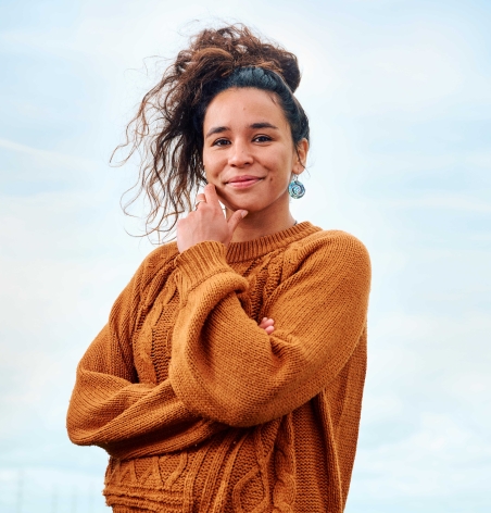 Vrouw met oranje trui