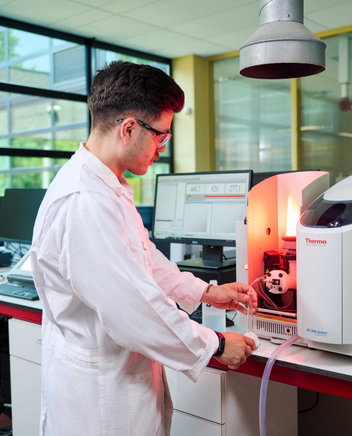 Man in laboratorium